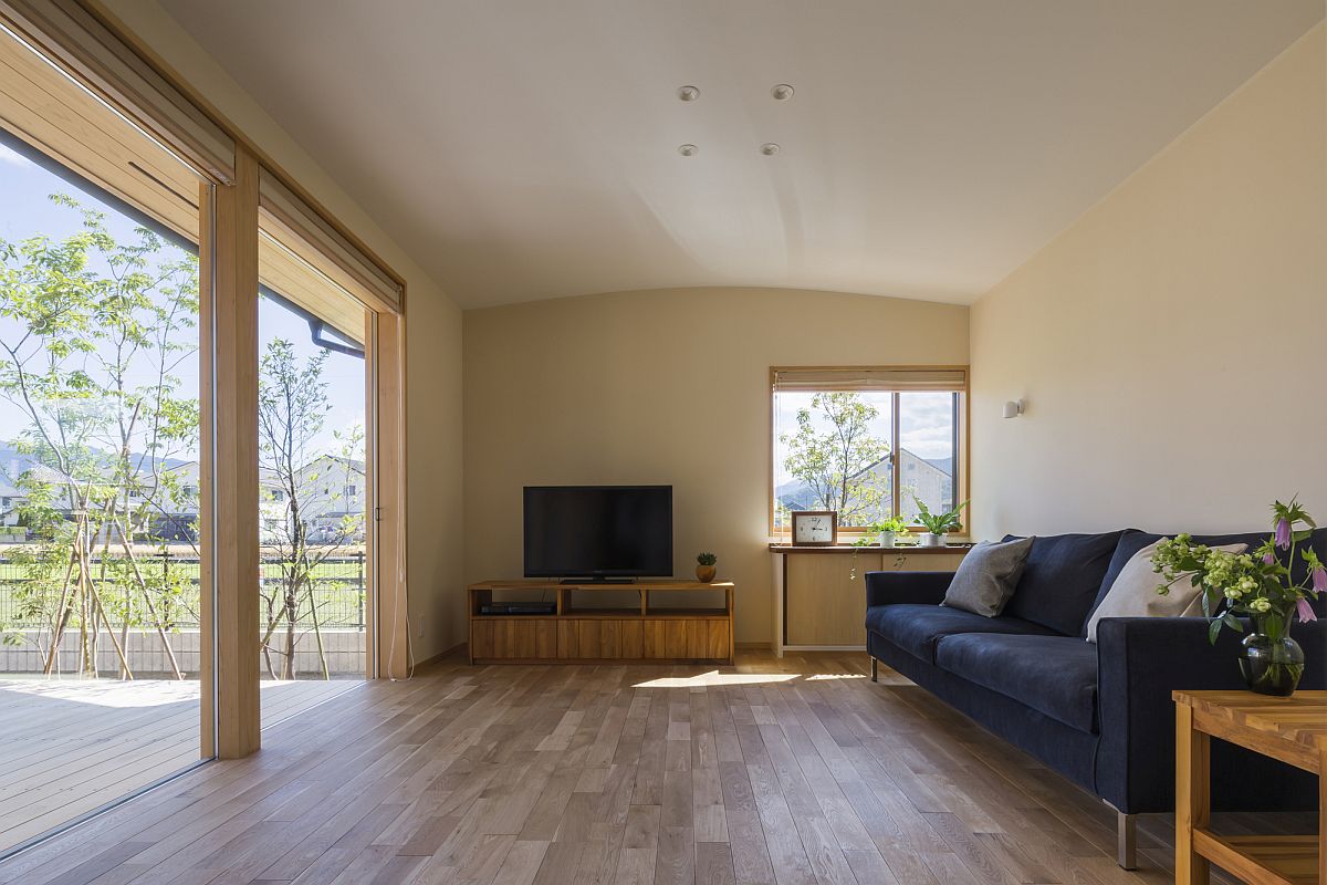 Flooring in wood connects the interior with the deck outside