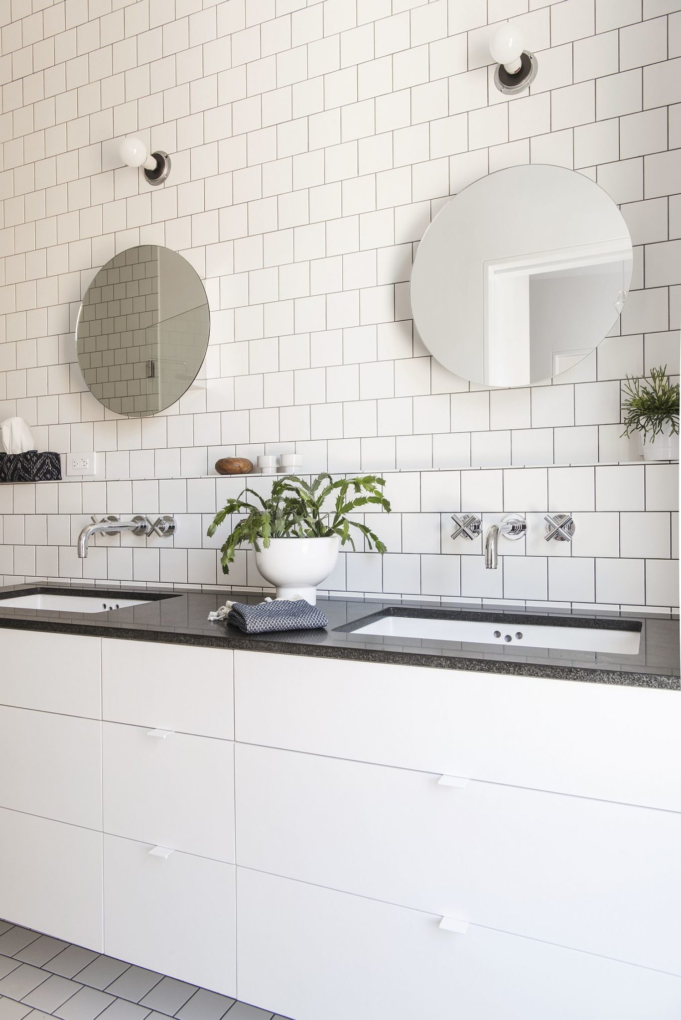 Indoor plants bring color into the contemporary bathroom in white