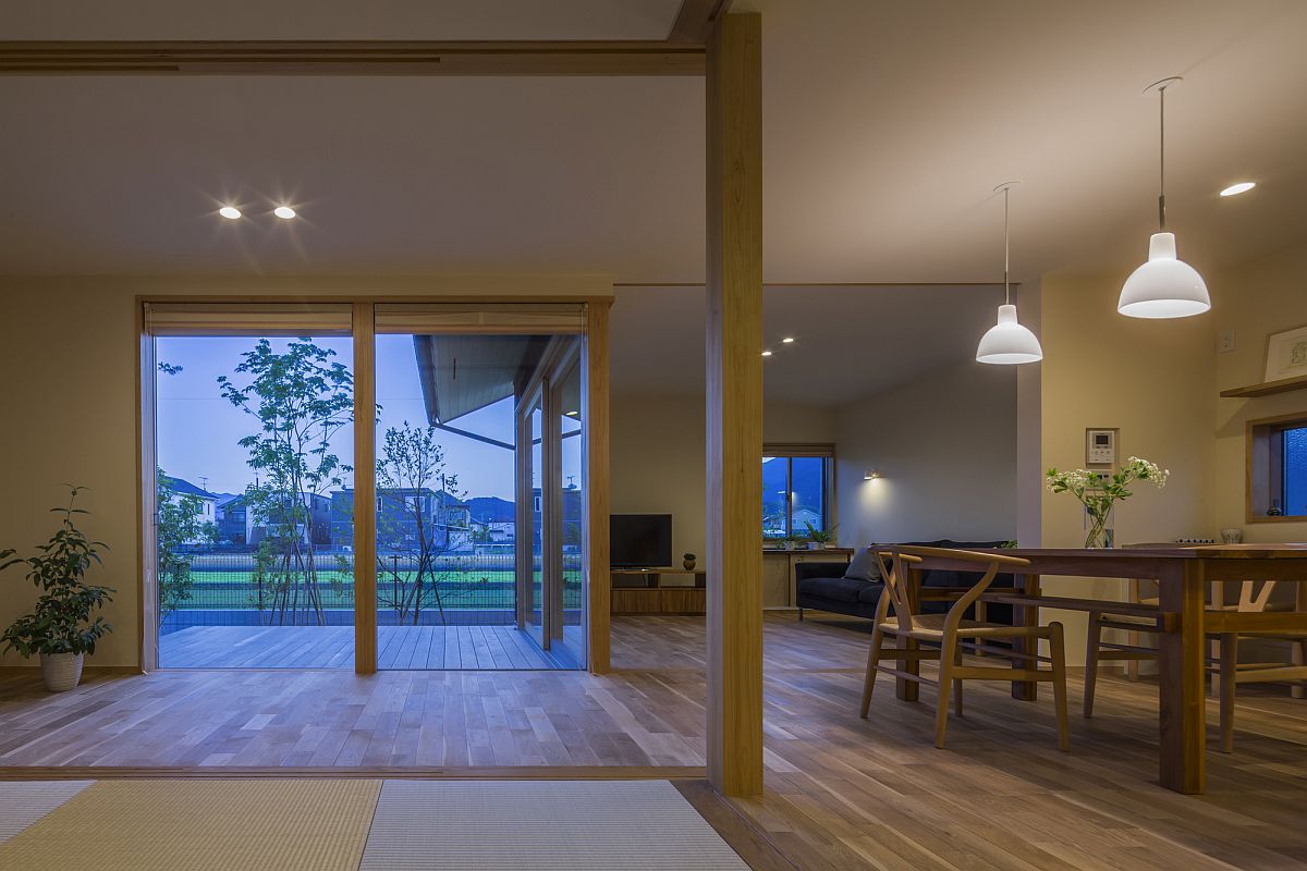 L-shaped wooden partition in the living room with a view of the distant mountains