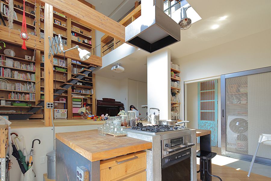 Large-bookshelf-in-the-backdrop-brings-color-to-the-interior