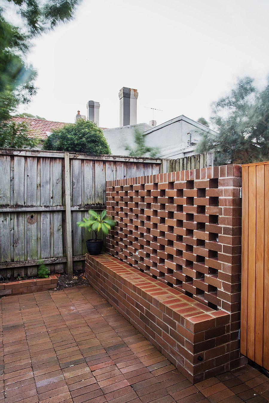 Long-brick-bench-for-the-courtyard