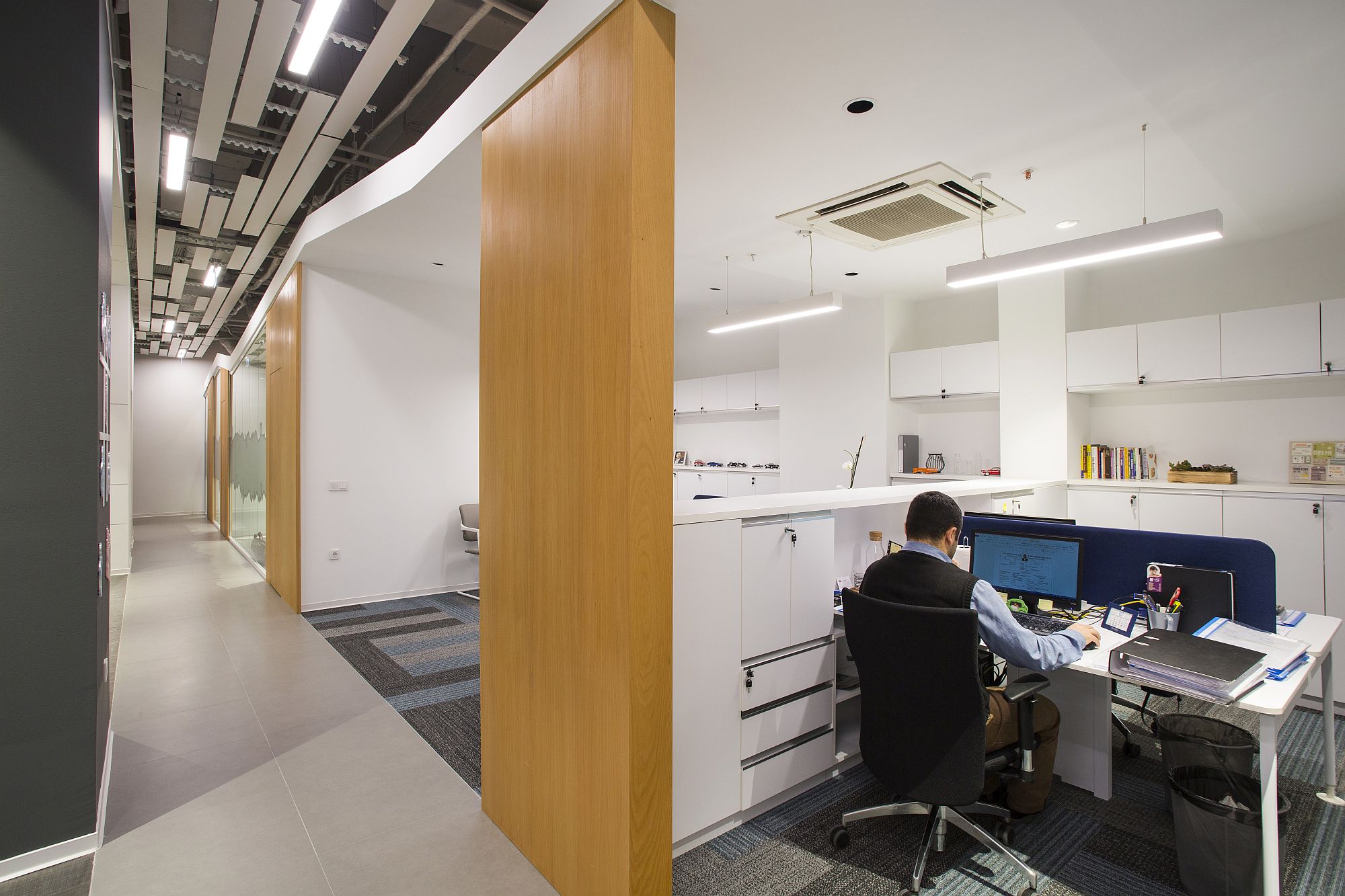 Modern-office-in-white-wood-and-gray