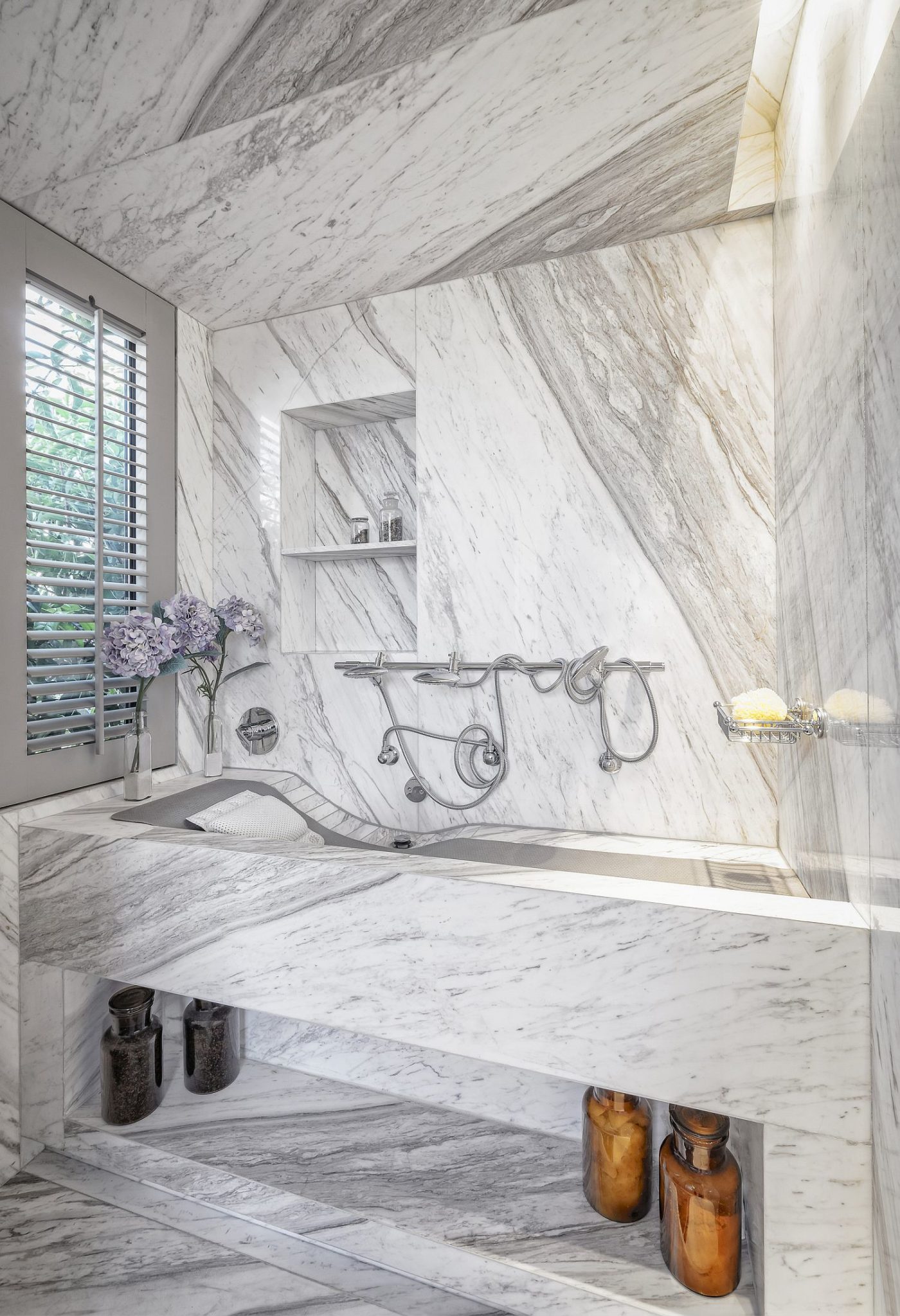 Polished contemporary bathroom in stone