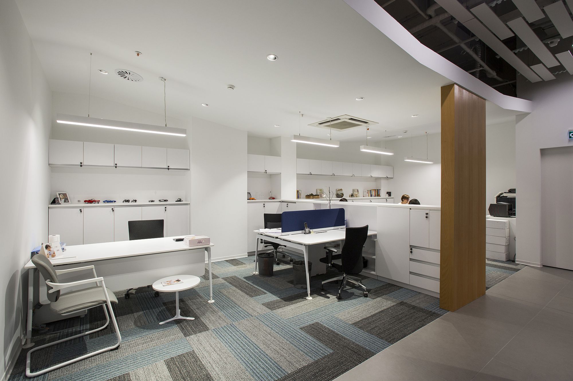 Private-workspaces-coupled-with-shared-work-areas-in-the-office