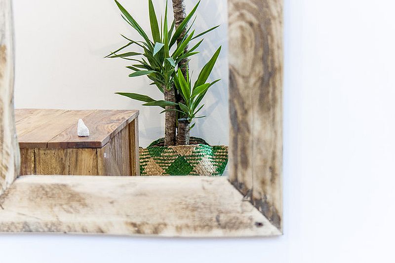 Recycled wooden elements give the modern interior a shabby, beach style-inspired look