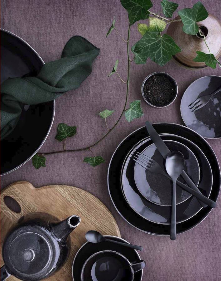 Rich-eggplant-tablecloth-meets-black-dinnerware