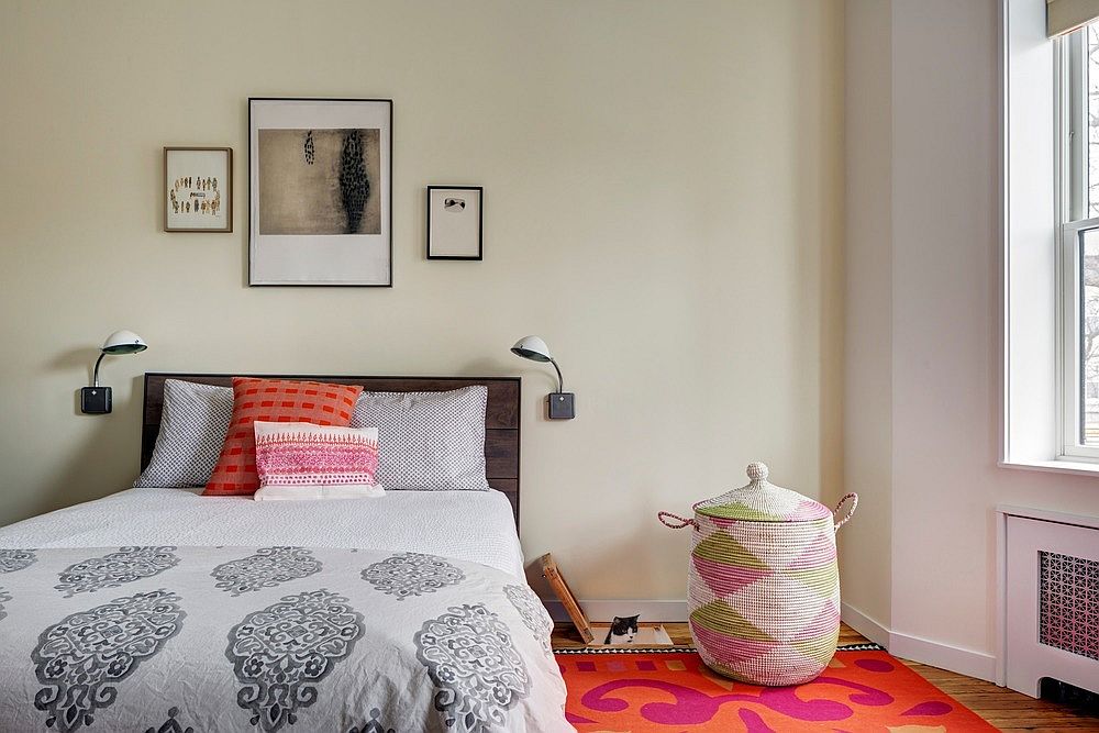 Sconce-bedside-lighting-saves-plenty-of-space-in-the-small-bedroom