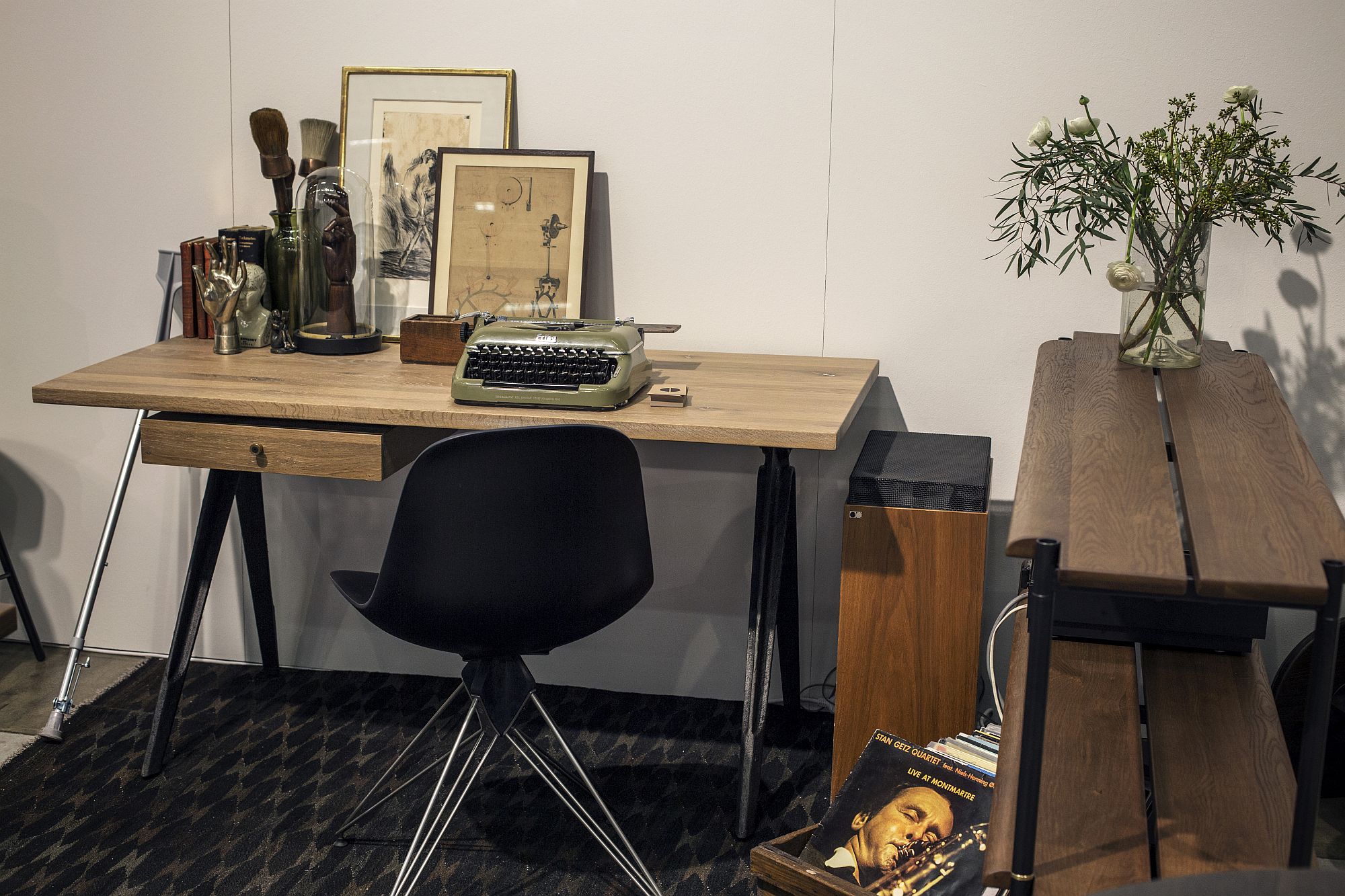 Slim and stylish worksdesk in wood and metal