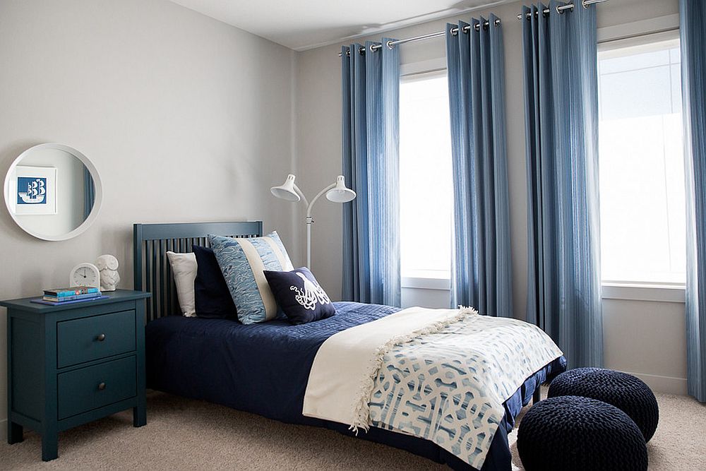 Petite chambre moderne de style plage. chambre à coucher en gris avec un décor magnifique et des rideaux en bleu