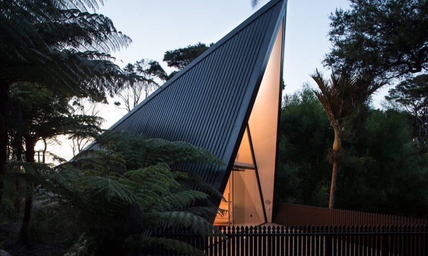 Tent House: Exceptional Weekend Retreat and Studio Cloaked in Green