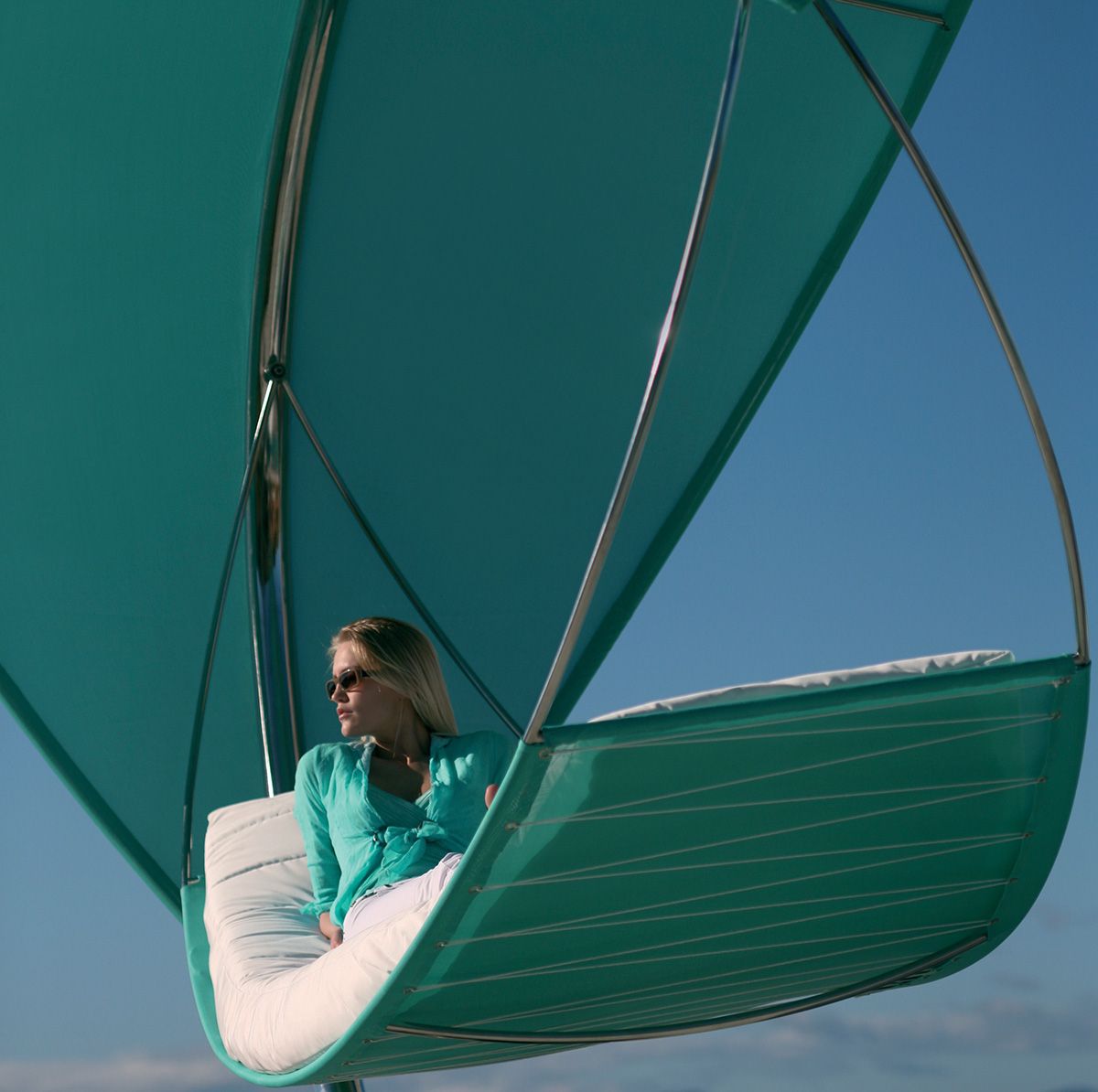 Swinging-outdoor-hammock-also-keeps-out-hot-sun