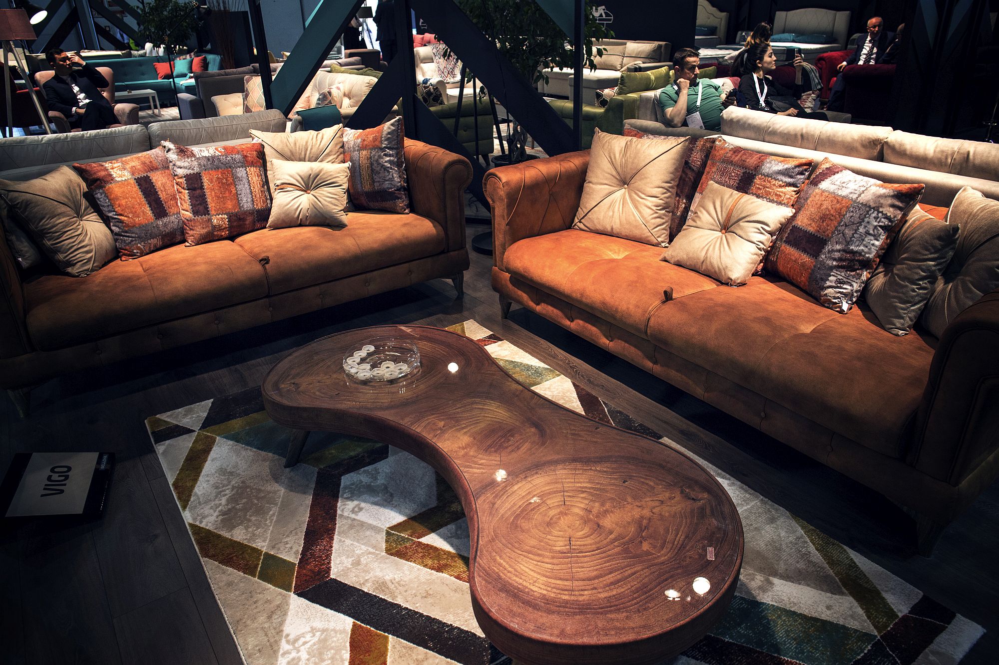 Unique-wooden-coffee-table-and-leather-sofas-with-jaded-finish-are-perfect-for-the-industrial-style-interior