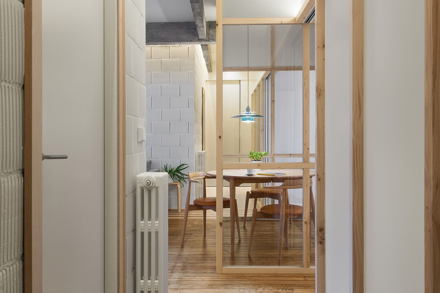Wooden-partitions-revamp-the-interior-of-this-modest-Spanish-apartment
