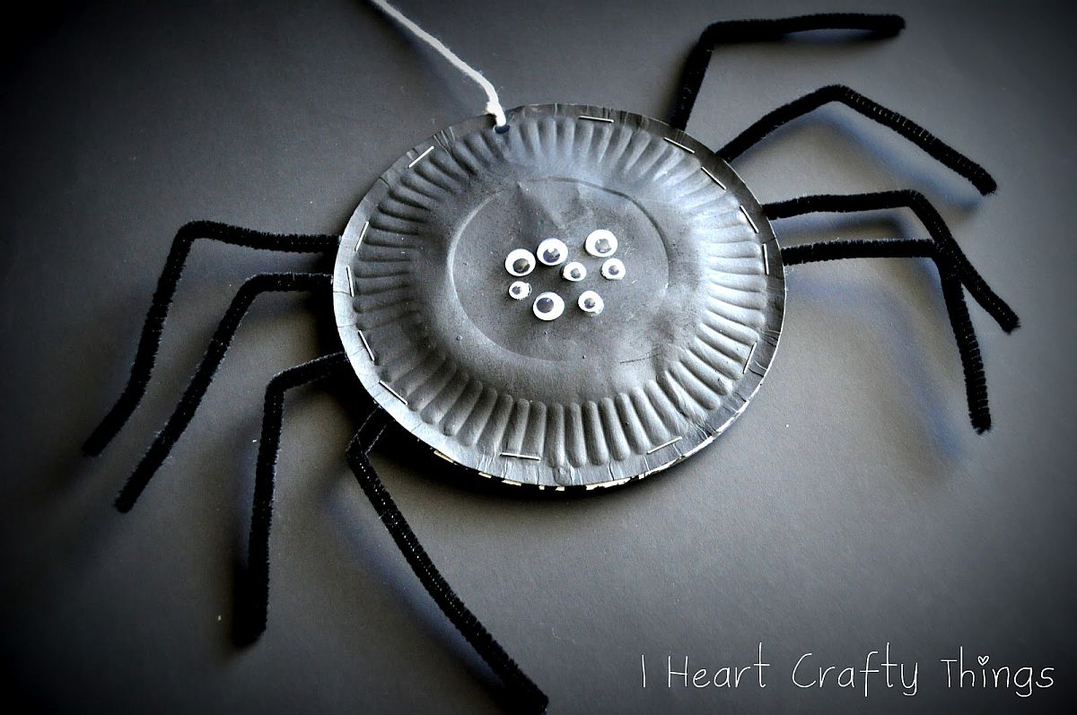 A Closer look at the DIY Paper Plate Spiders