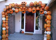 Awesome-Halloween-Pumpkin-arch-seems-even-more-amazing-after-dark-217x155