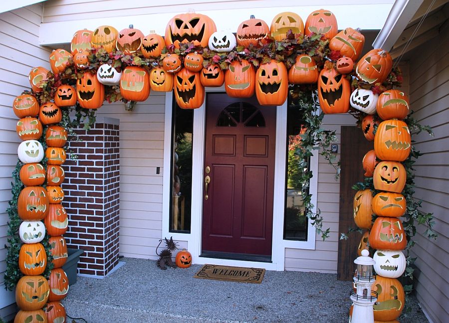Awesome Halloween Pumpkin arch seems even more amazing after dark