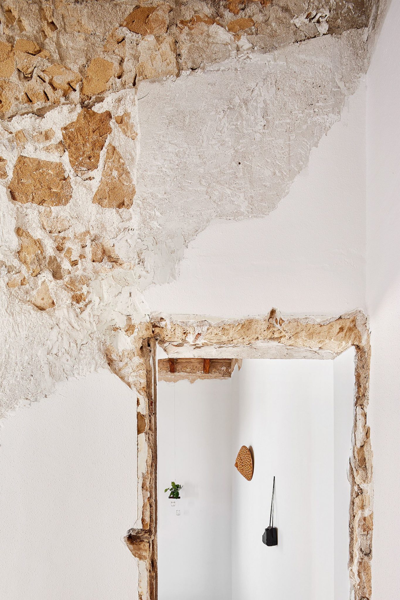 Carefully-restore-home-in-Spain-on-a-budget-with-walls-that-have-a-distressed-finish