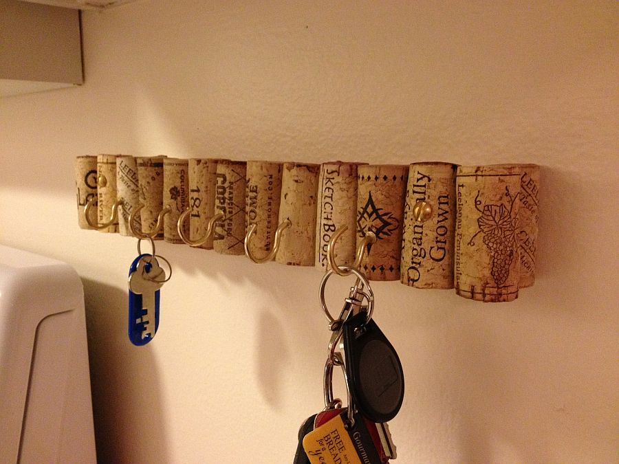 Cool DIY wine cork key holder idea