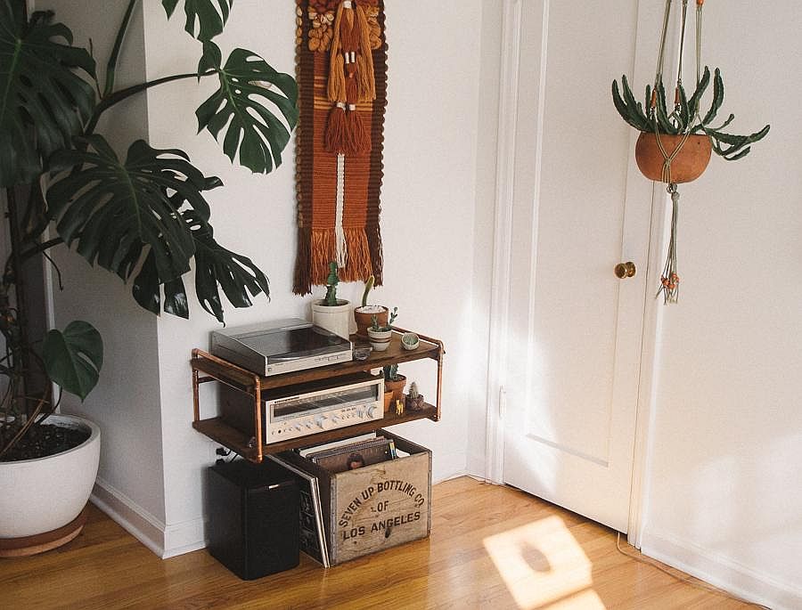 Cool-and-clever-wood-and-copper-pipe-DIY-shelf-for-the-small-apartment