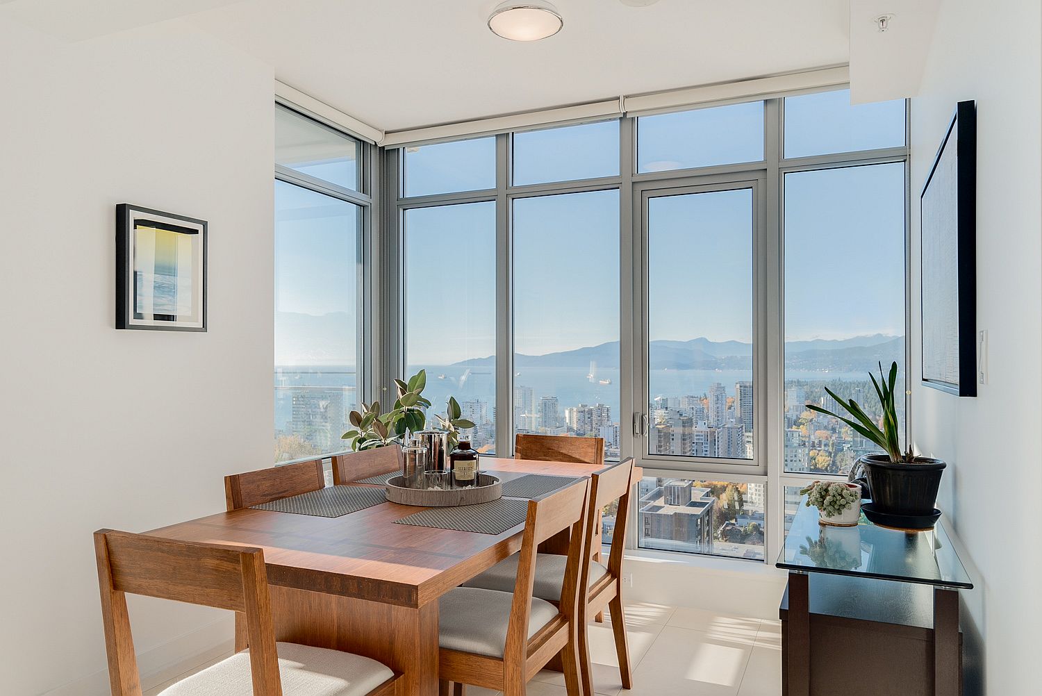 DIning-room-with-stunning-views-of-the-mountains-and-the-bay