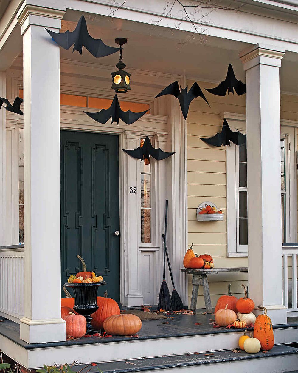 Easy-to-craft paper bats Halloween decoration