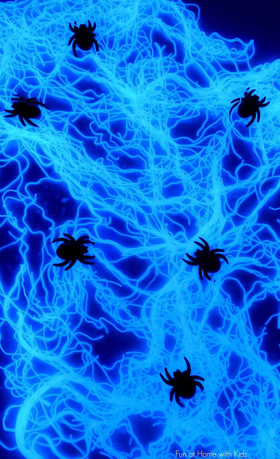 Edible-glowing-spiders-look-simply-stunning