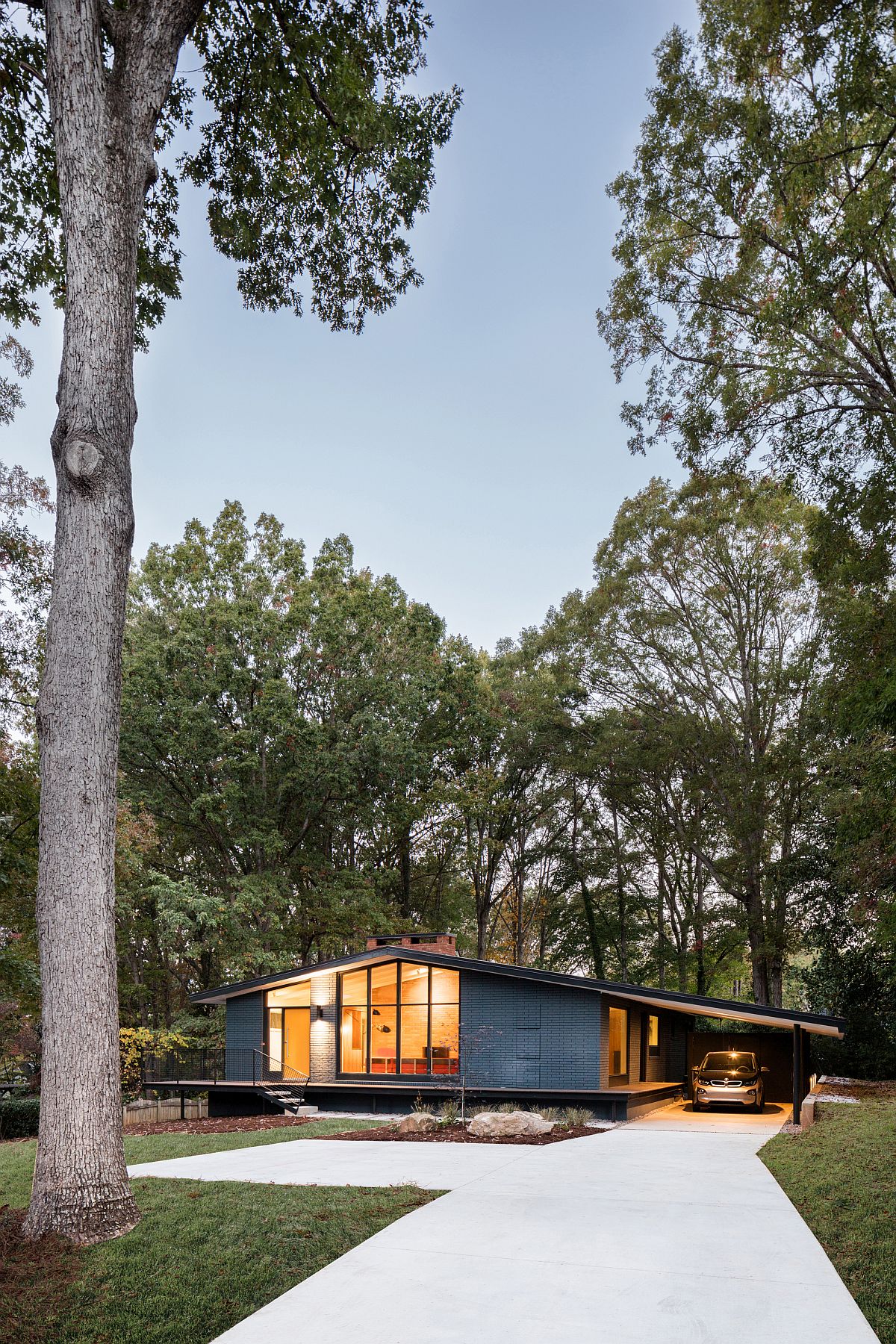 Entryway-leading-to-the-contemporary-Ocotea-House-Renovation