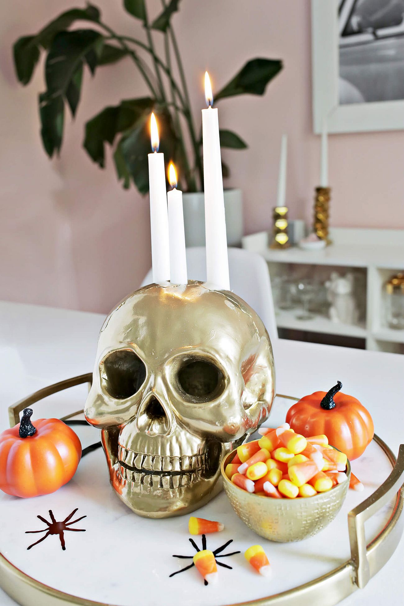 Flashy-Skull-Candle-Holder-DIY-with-Golden-Dazzle