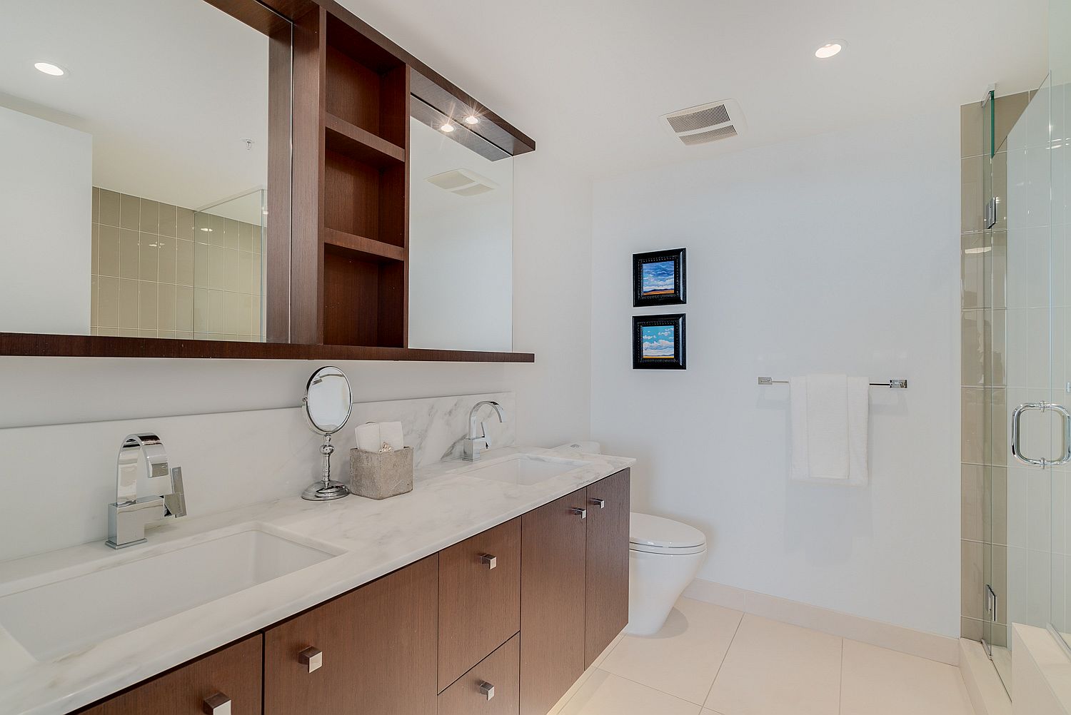 Floating vanity in wood for the modern bathroom in white