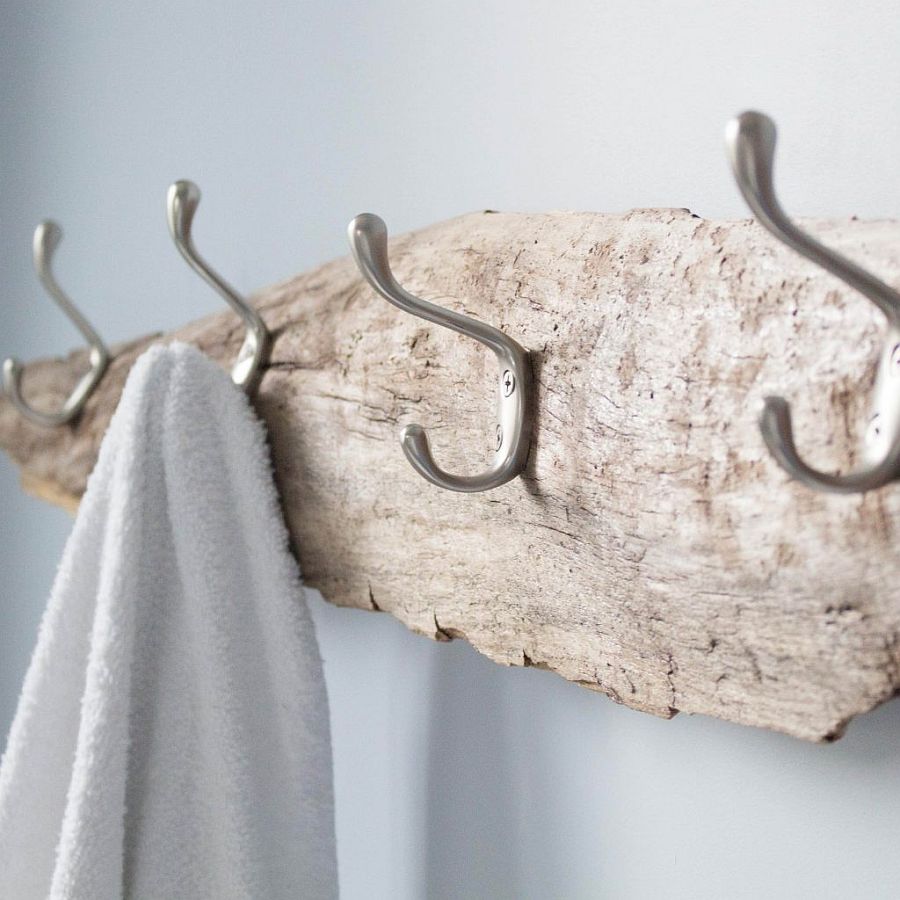 Gorgeous-DIY-towel-holder-made-from-driftwood-for-the-beach-style-bathroom