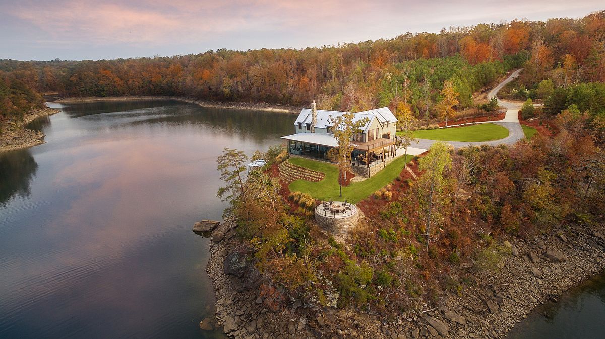 Modern Farmhouse: A Dream Lakeside Escape with Mesmerizing Views