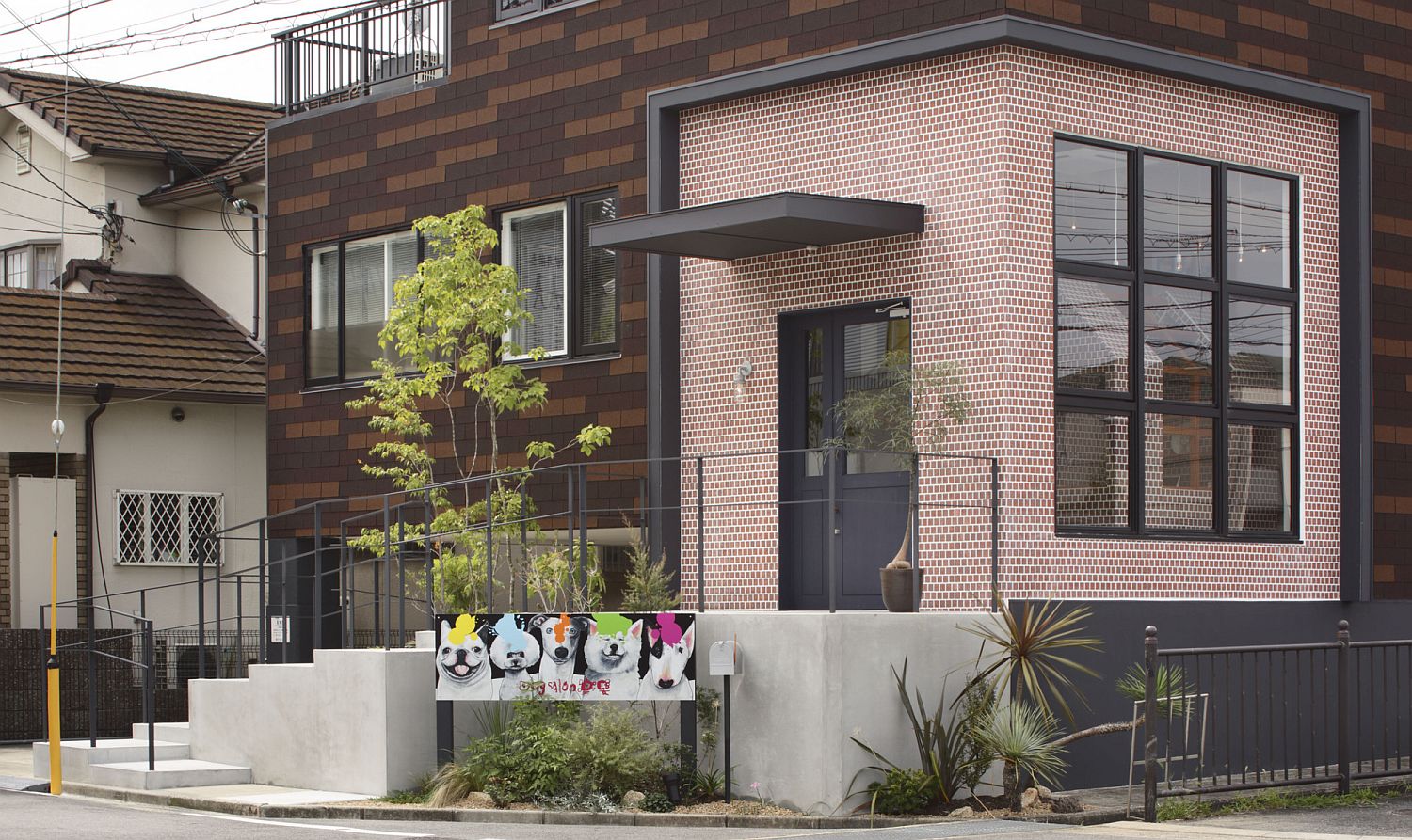 Modern-Dog-Salon-in-Japan-with-brick-wood-and-glass-exterior