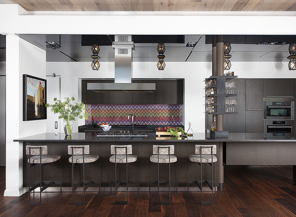 Modern-kitchen-with-a-finky-multi-colored-backsplash