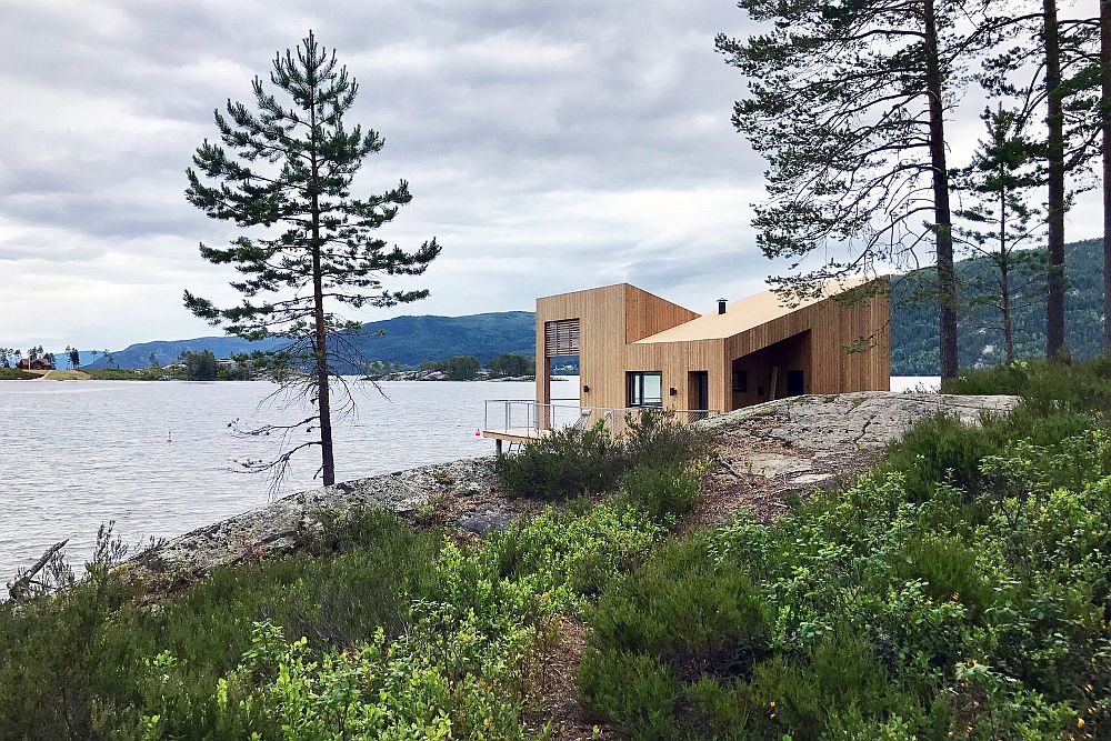 Natural-landscape-around-the-lakeside-cabin