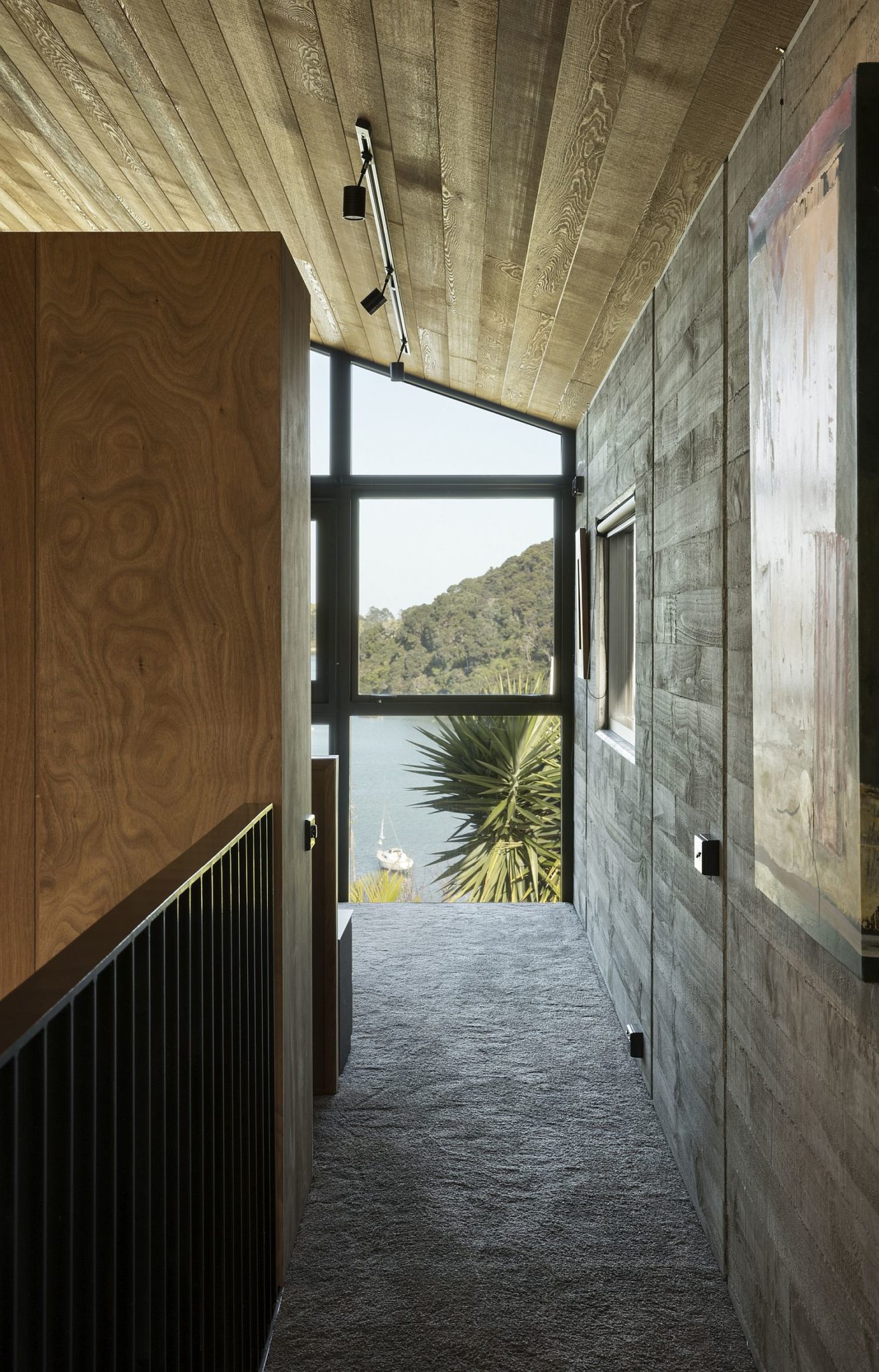 Precast concrete blocks combined with wooden ceiling give the interior ample textural contrast