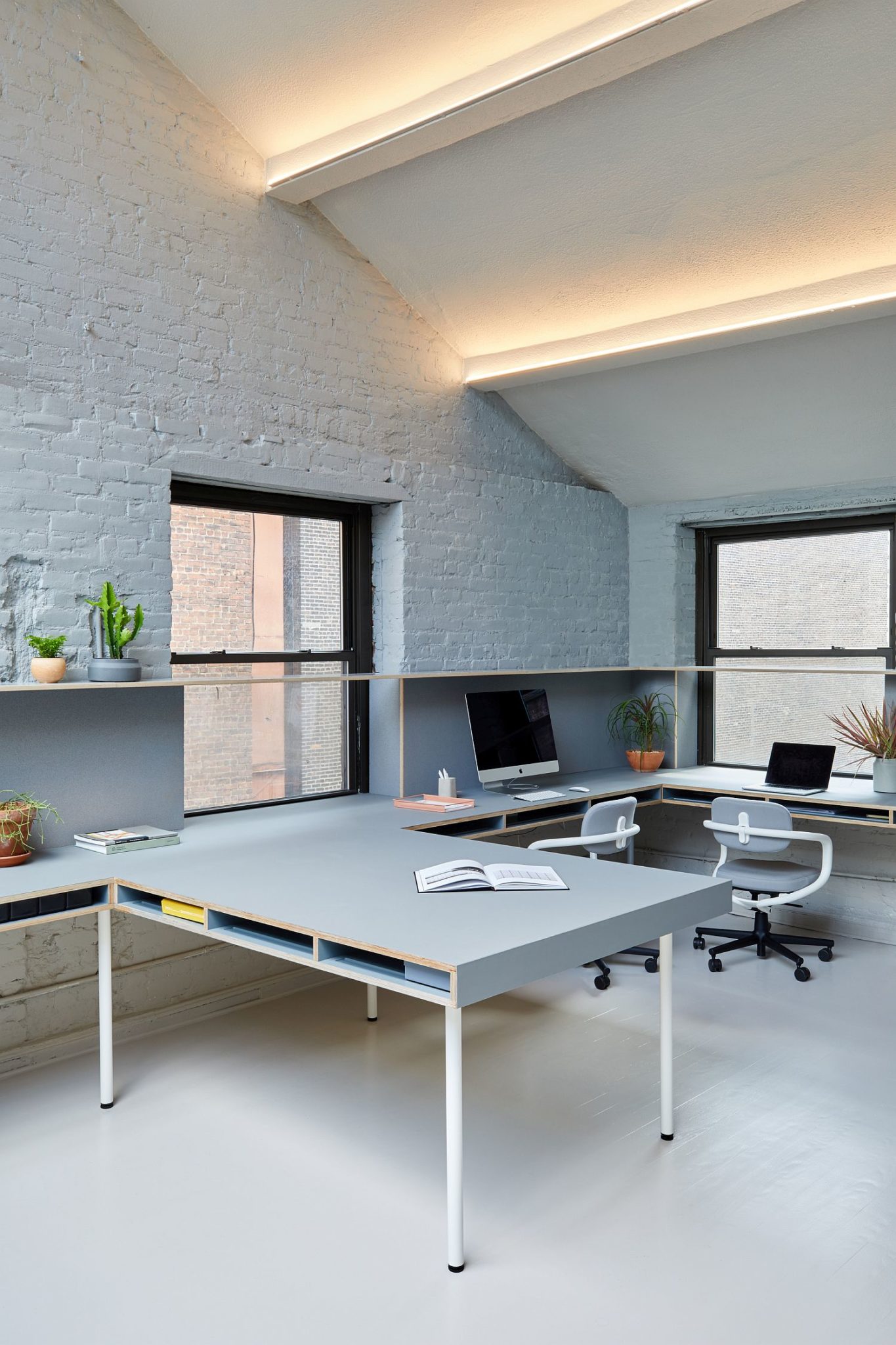 Smart-lighting-and-sloped-ceiling-give-the-office-a-gorgeous-look