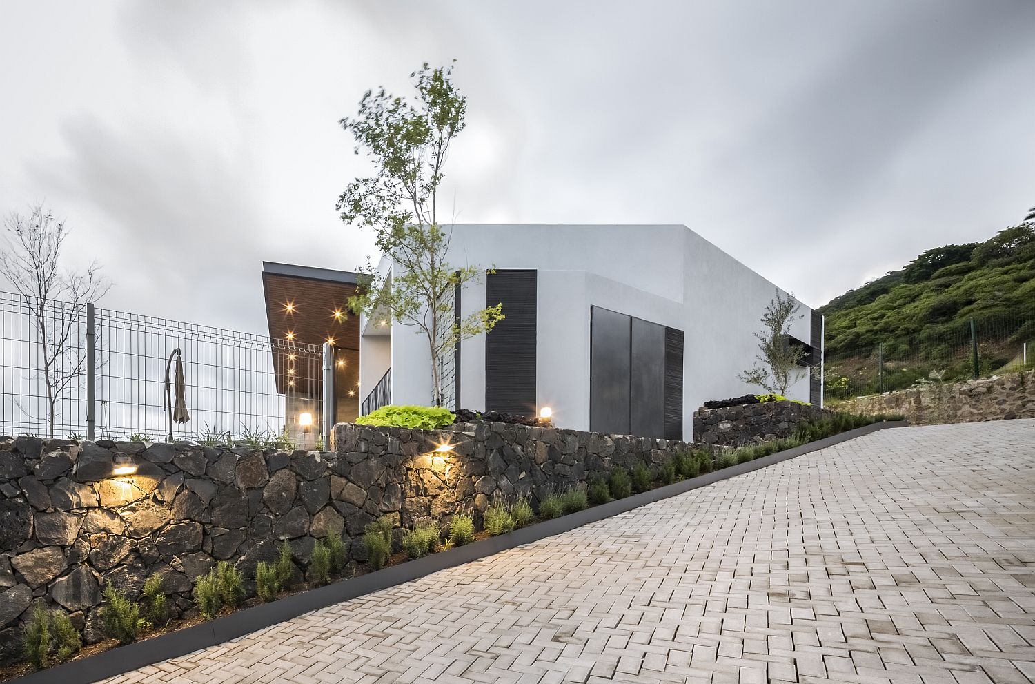 Stone-walls-give-the-entry-a-unique-and-yet-modern-look