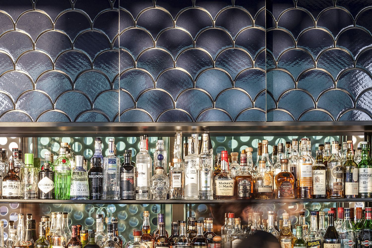 Tilework-inside-the-bar-is-inspired-by-the-colors-of-the-ocean