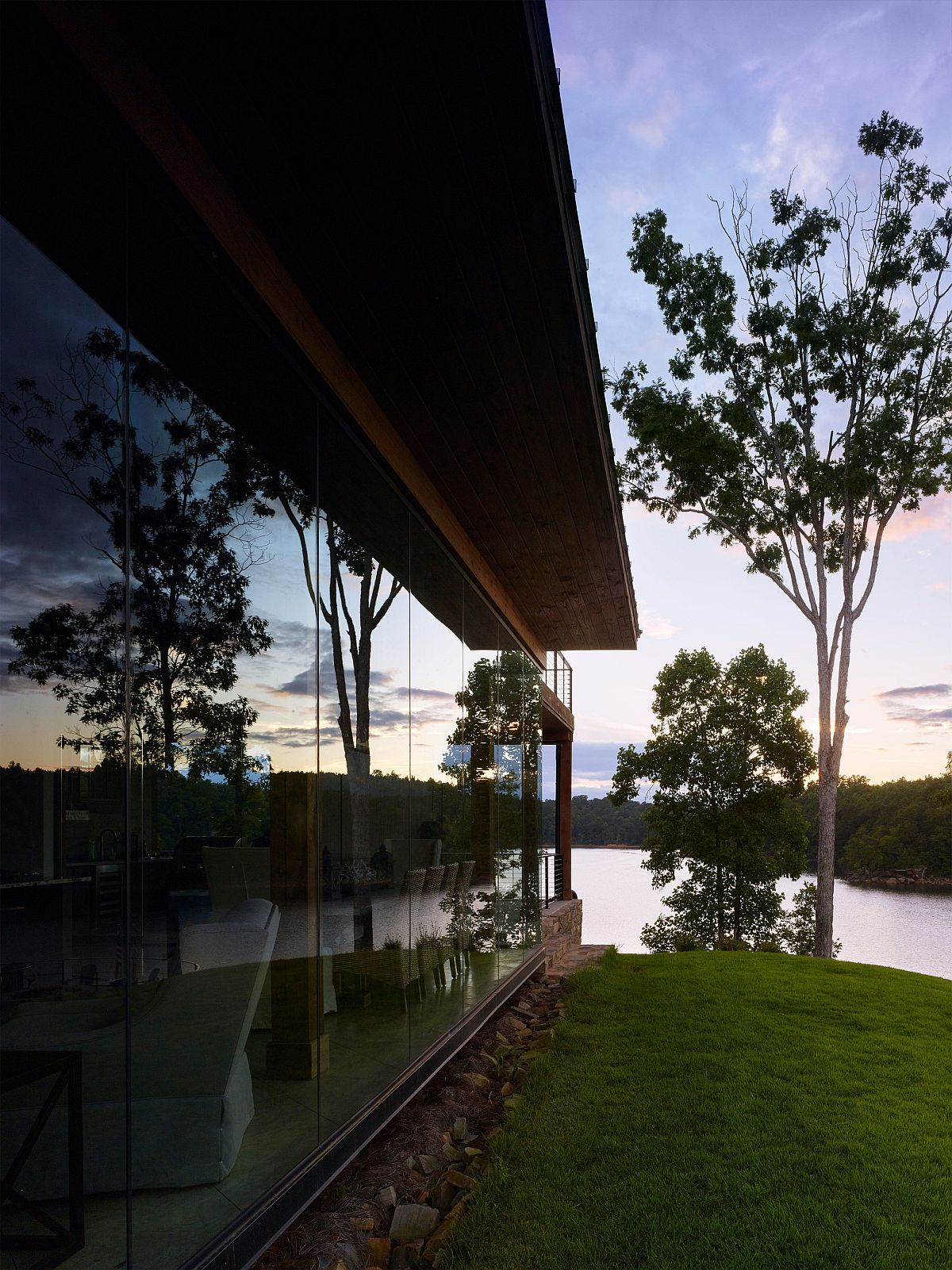 Wall of glass blurs the boundaries between the interior and the landscape outside