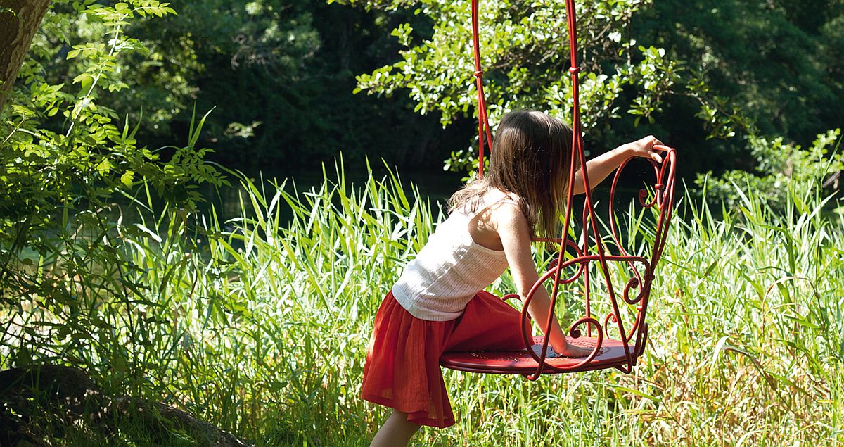 1900 Hanging Armchair in bright red