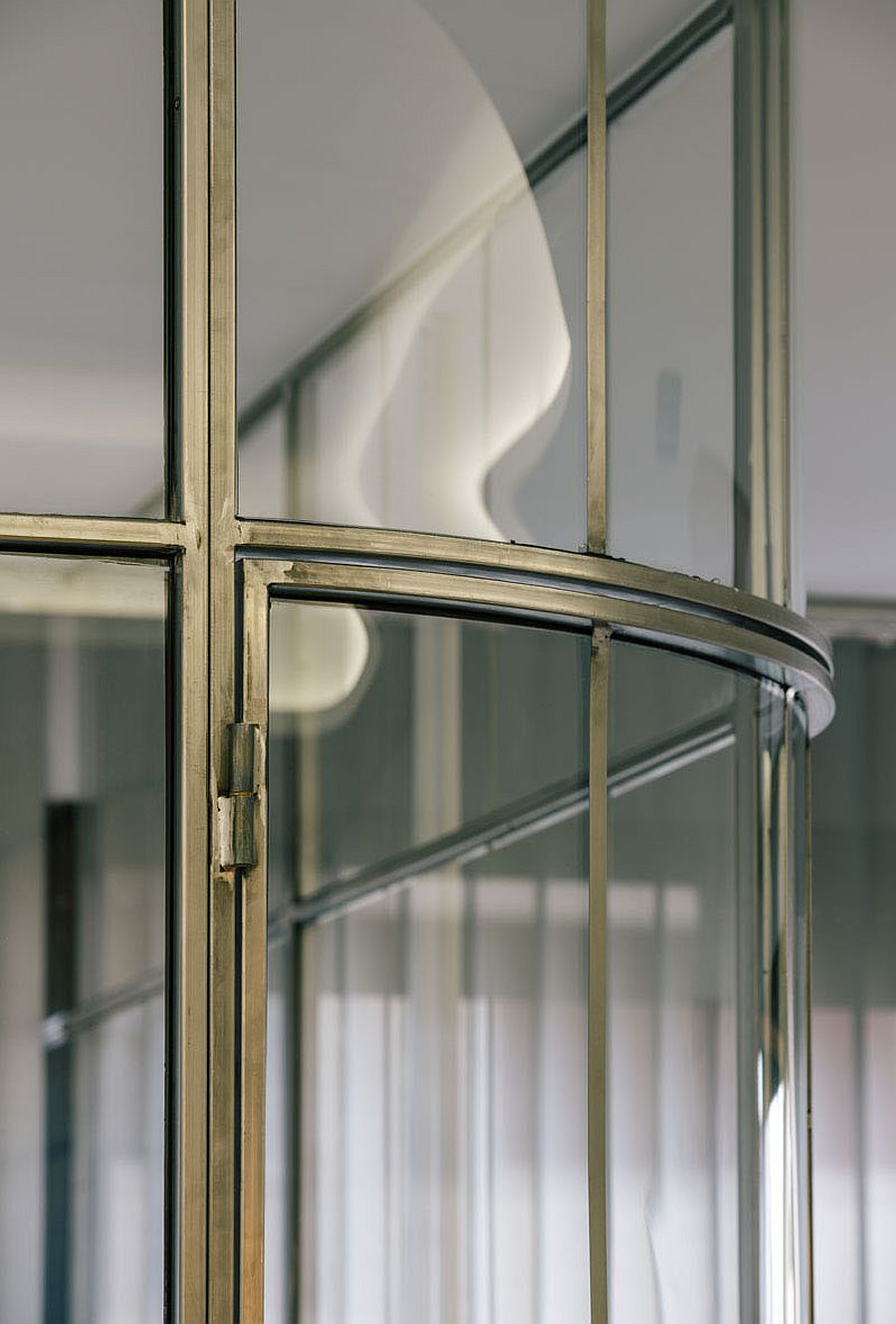 Closer-look-at-the-curved-glass-walls-used-for-bedroom-and-bathroom-inside-the-bathroom-apartment