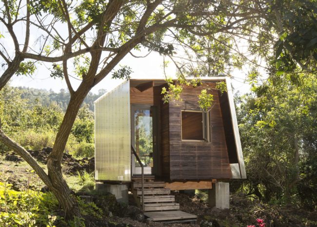 Outside House: Amazing Hawaiian Home Next to an Old Lava Flow