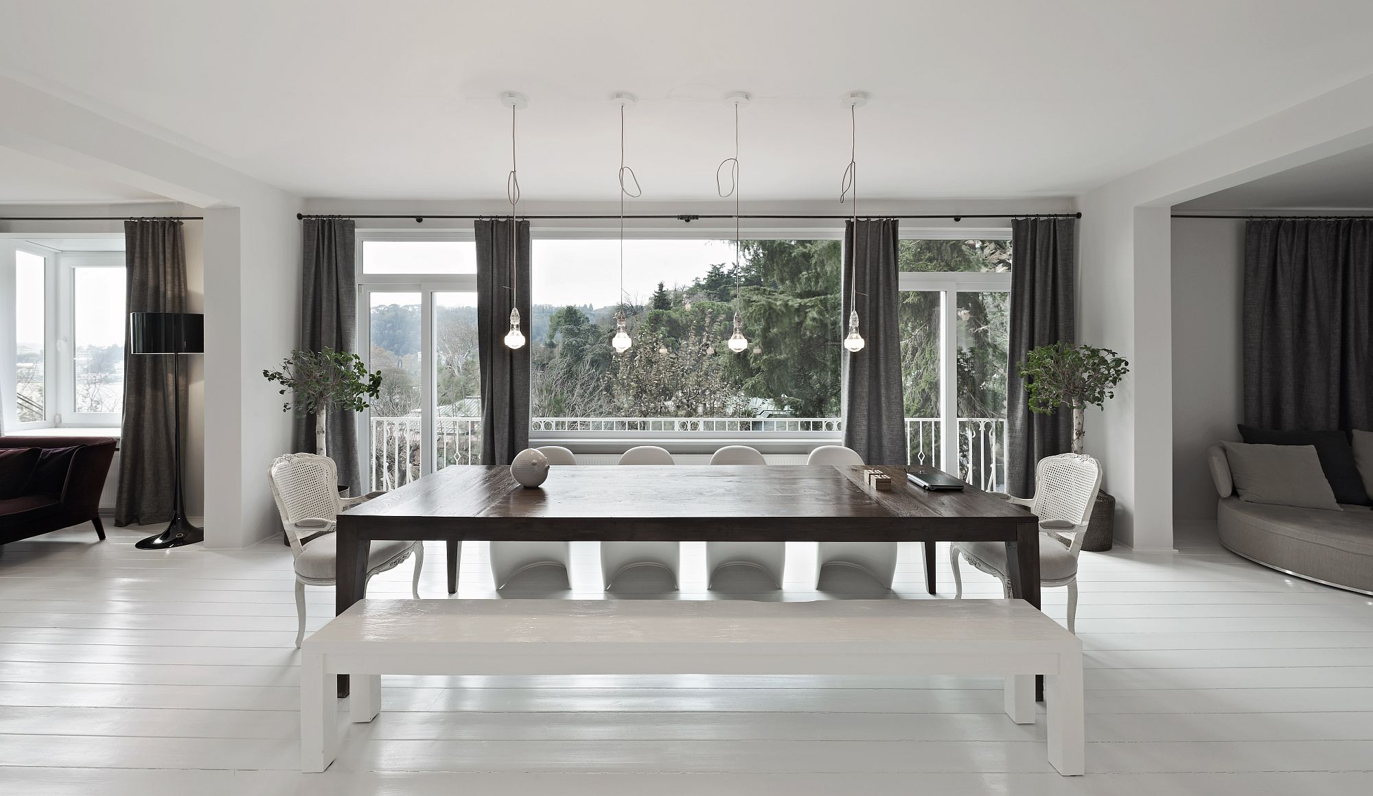 Expansive-white-interior-of-the-Istanbul-home-with-a-spacious-dining-area