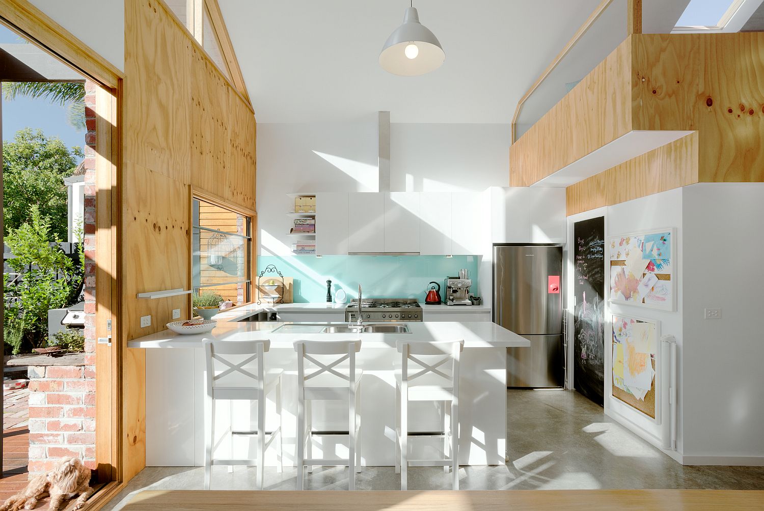 Fabulous-corner-kitchen-in-white-with-bright-blue-backsplash