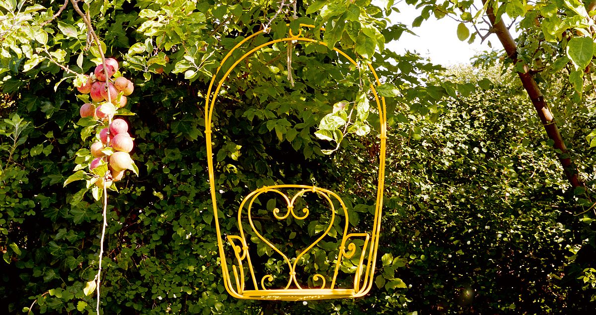 Give-your-garden-an-enchanting-and-whimsical-makeover-with-the-1900-hanging-armchair