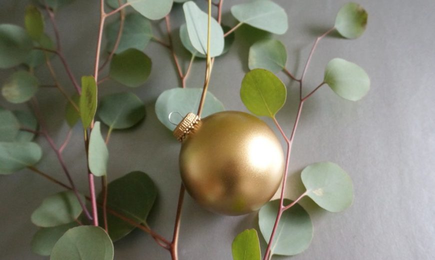 6 Ways to Decorate with Gold Throughout the Holidays