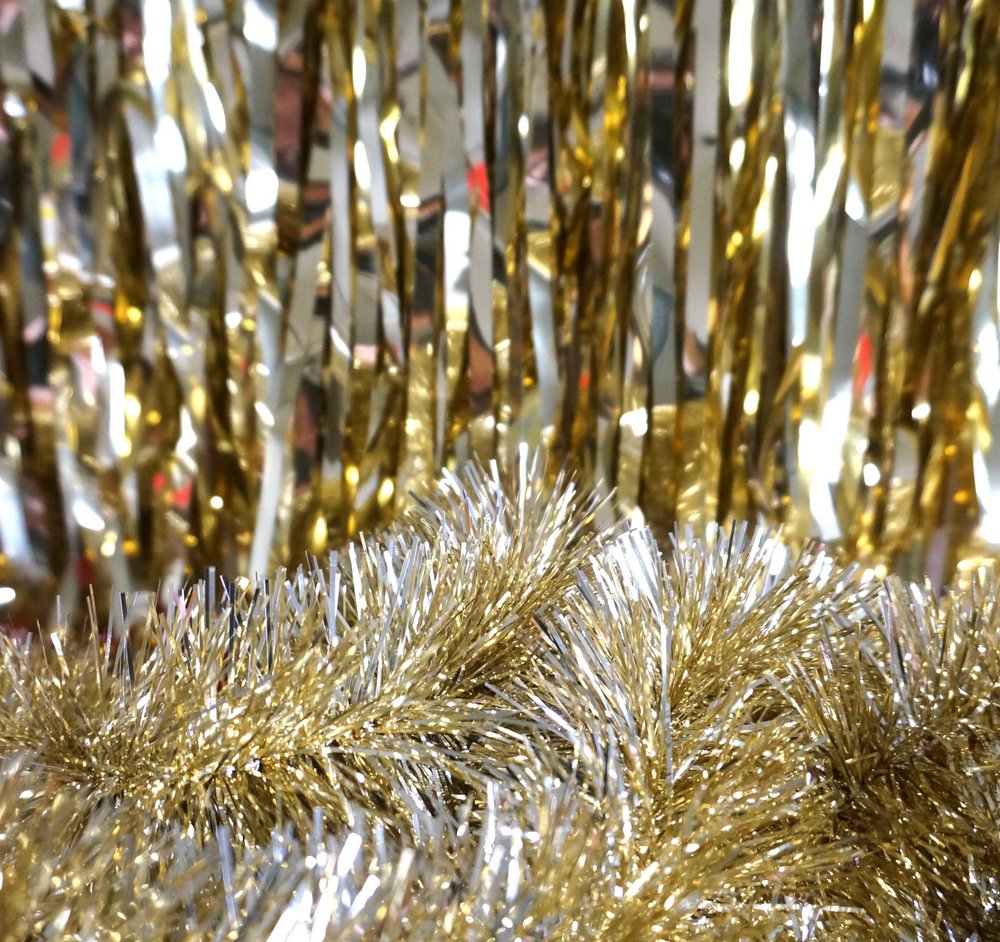 6 Ways to Decorate with Gold Throughout the Holidays