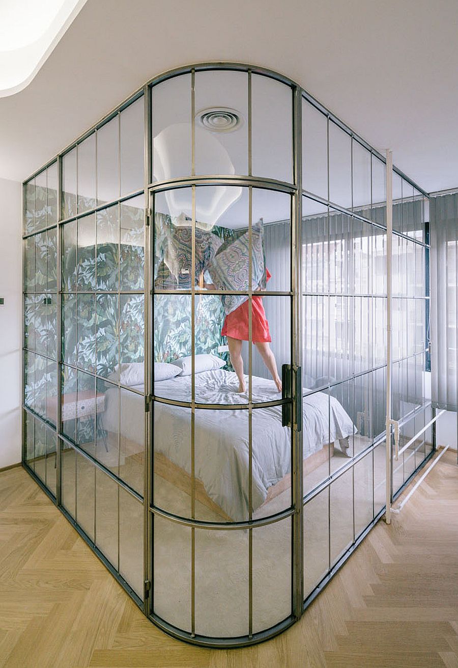 Metallic-frame-of-the-glass-bedroom-chamber-also-brings-dazzle-to-the-apartment