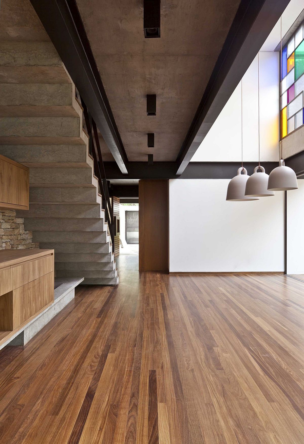 Modern Sao Paulo residence makes use of space underneath the stairs