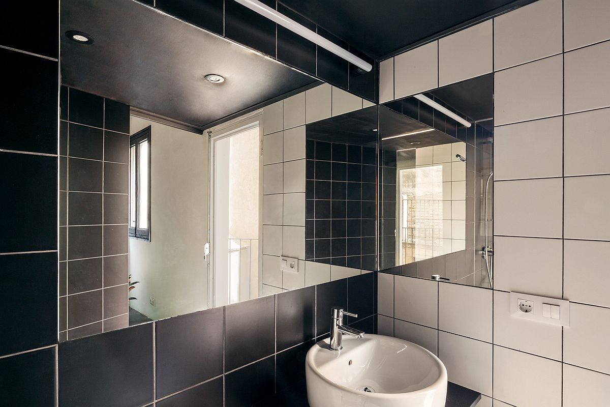 Polished contemporary bathroom in black and white